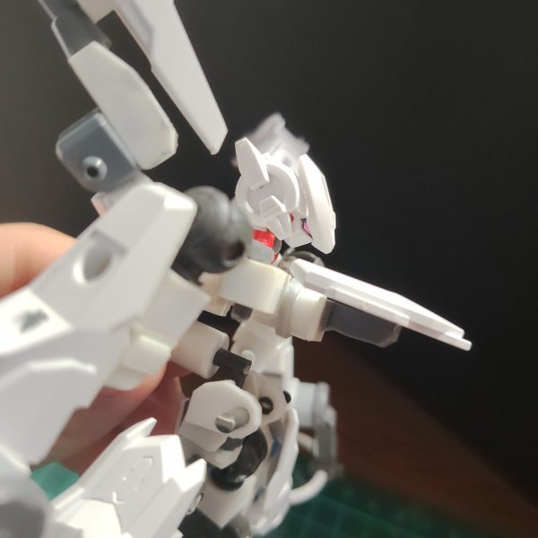 少し前弟に「この機体どお?」って聞いたんですよ。そしたら「ガンダムぽくない」と。もちろん最初からガンダムに寄せるつもりはなく、グシオンのような(設定上はガンダムと言える)を目指していたから当然の回答でした。ただ、言葉にされると不思議なもので「ガンダム2次創作の主役機としてはガンダムに寄せるべきか?」と、考え直し修整しました。今回の修整点は主に異形さを醸し出していた頭と足の変更。頭はバエル、f91、エクシア。足はプラ角棒とプラ板から。足を変えたことで飛行形態を考え直す必要ありです。その他では、前腕の円状ユニット(グラビティカルアンテナの一種)とバックパックの採用です。完成まだ先なのに全身のポリキャップが緩くなってやりにくい、、、 (3枚目)