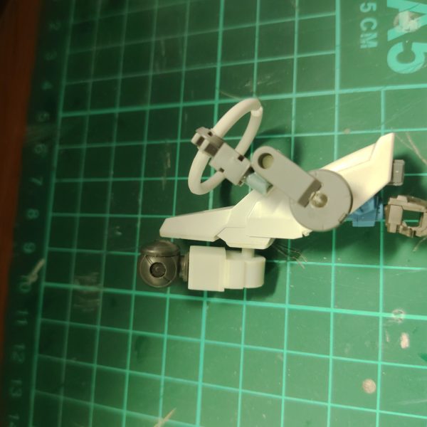 少し前弟に「この機体どお?」って聞いたんですよ。そしたら「ガンダムぽくない」と。もちろん最初からガンダムに寄せるつもりはなく、グシオンのような(設定上はガンダムと言える)を目指していたから当然の回答でした。ただ、言葉にされると不思議なもので「ガンダム2次創作の主役機としてはガンダムに寄せるべきか?」と、考え直し修整しました。今回の修整点は主に異形さを醸し出していた頭と足の変更。頭はバエル、f91、エクシア。足はプラ角棒とプラ板から。足を変えたことで飛行形態を考え直す必要ありです。その他では、前腕の円状ユニット(グラビティカルアンテナの一種)とバックパックの採用です。完成まだ先なのに全身のポリキャップが緩くなってやりにくい、、、 (4枚目)