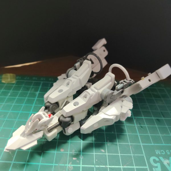 少し前弟に「この機体どお?」って聞いたんですよ。そしたら「ガンダムぽくない」と。もちろん最初からガンダムに寄せるつもりはなく、グシオンのような(設定上はガンダムと言える)を目指していたから当然の回答でした。ただ、言葉にされると不思議なもので「ガンダム2次創作の主役機としてはガンダムに寄せるべきか?」と、考え直し修整しました。今回の修整点は主に異形さを醸し出していた頭と足の変更。頭はバエル、f91、エクシア。足はプラ角棒とプラ板から。足を変えたことで飛行形態を考え直す必要ありです。その他では、前腕の円状ユニット(グラビティカルアンテナの一種)とバックパックの採用です。完成まだ先なのに全身のポリキャップが緩くなってやりにくい、、、 (6枚目)