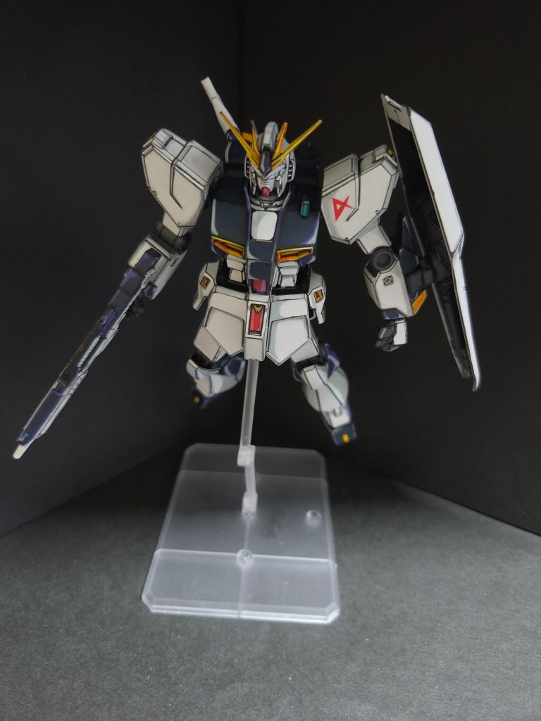 当時はモノトーンのガンダムだから何だか地味だと思ってました。赤青が少ないカラーリングですし。