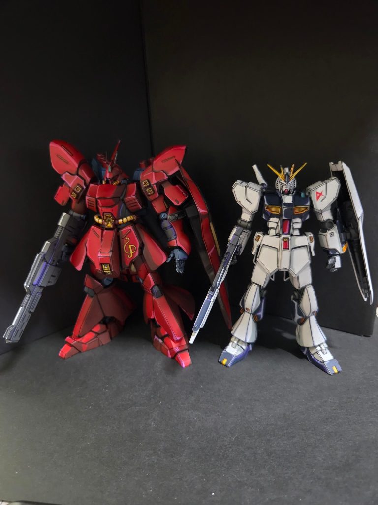 以前に投稿したサザビーとの並びです。逆襲のシャアの機体がサザビーしかなかったのでやっと相方が揃いました。装備はないですが。。サイズ感はやはりバッチリですね。他の機体はみんな小さくみえます。