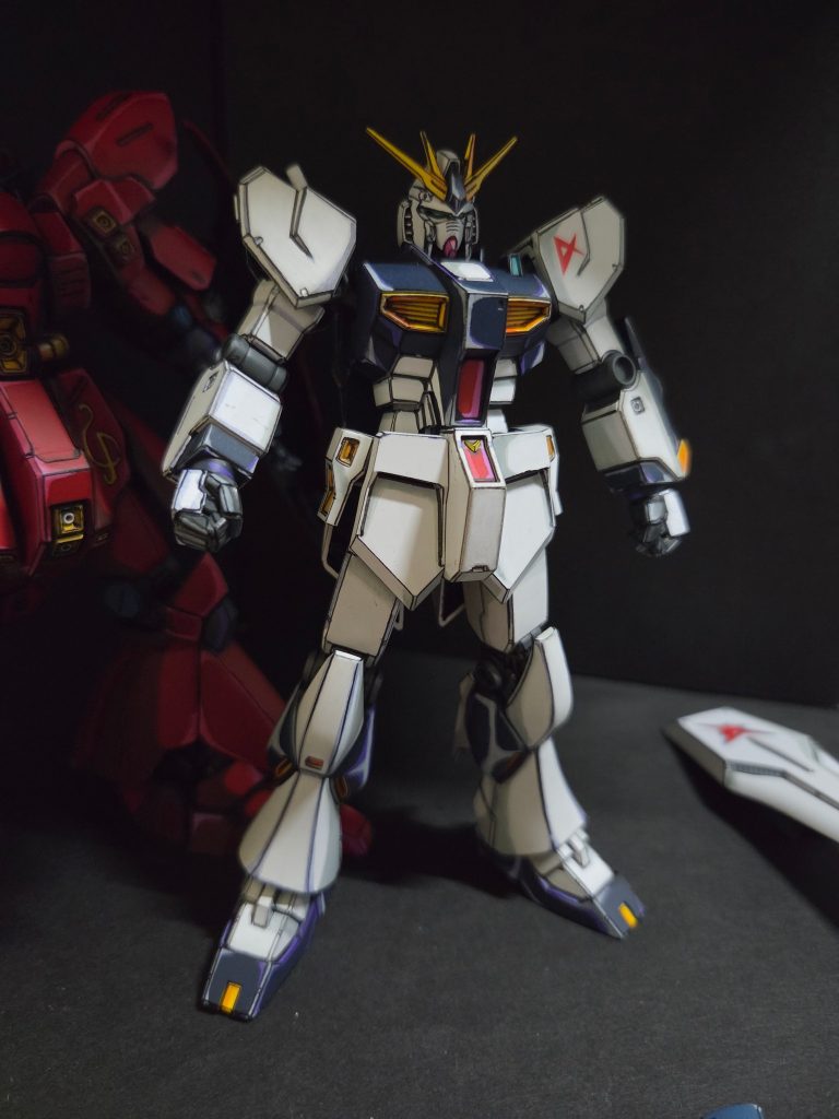 サザビーと殴り合う為に必須の両拳を用意しました。強そうです。(爆)Gガンダム以前で、格闘シーンみたのはこれが初だった気がします。