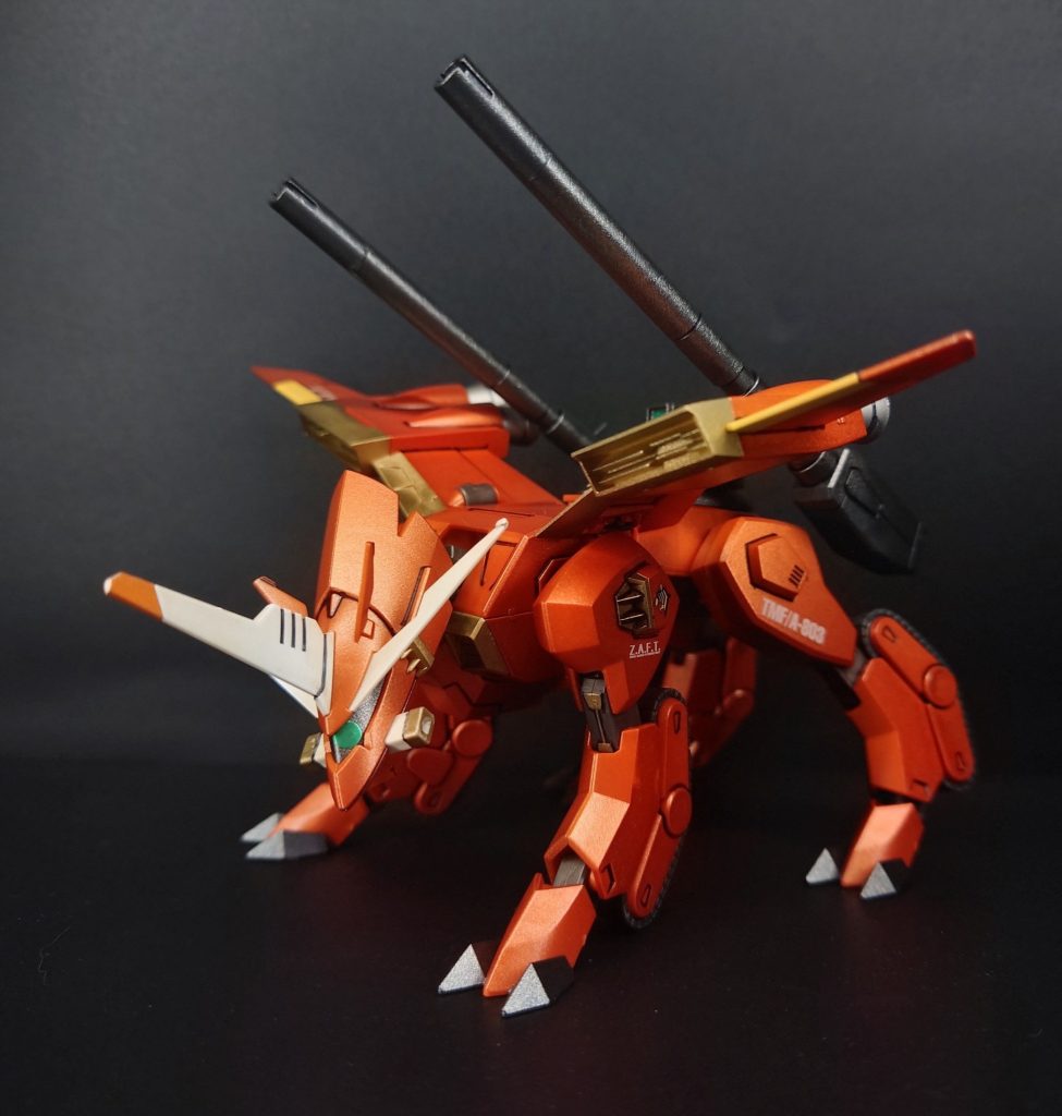 以下使用塗料オレンジ…メタリックオレンジ(T)ガンメタル…ガンメタル(T)ゴールド…ゴールド(A)シルバー…シルバー(A)部分塗装…各ガンダムマーカースミ入れ…スミ入れ(ブラック)(GM)コート…水性プレミアムトップコート半光沢(C)(T)タミヤ・(C)クレオス・(A)アサヒペン、以上のスプレー塗料でランナー塗装し(GM)ガンダムマーカーでスミ入れし製作、一部色分けシールも使用してます。※アサヒペンは模型用塗料ではございません、使用は推奨致しておりません。