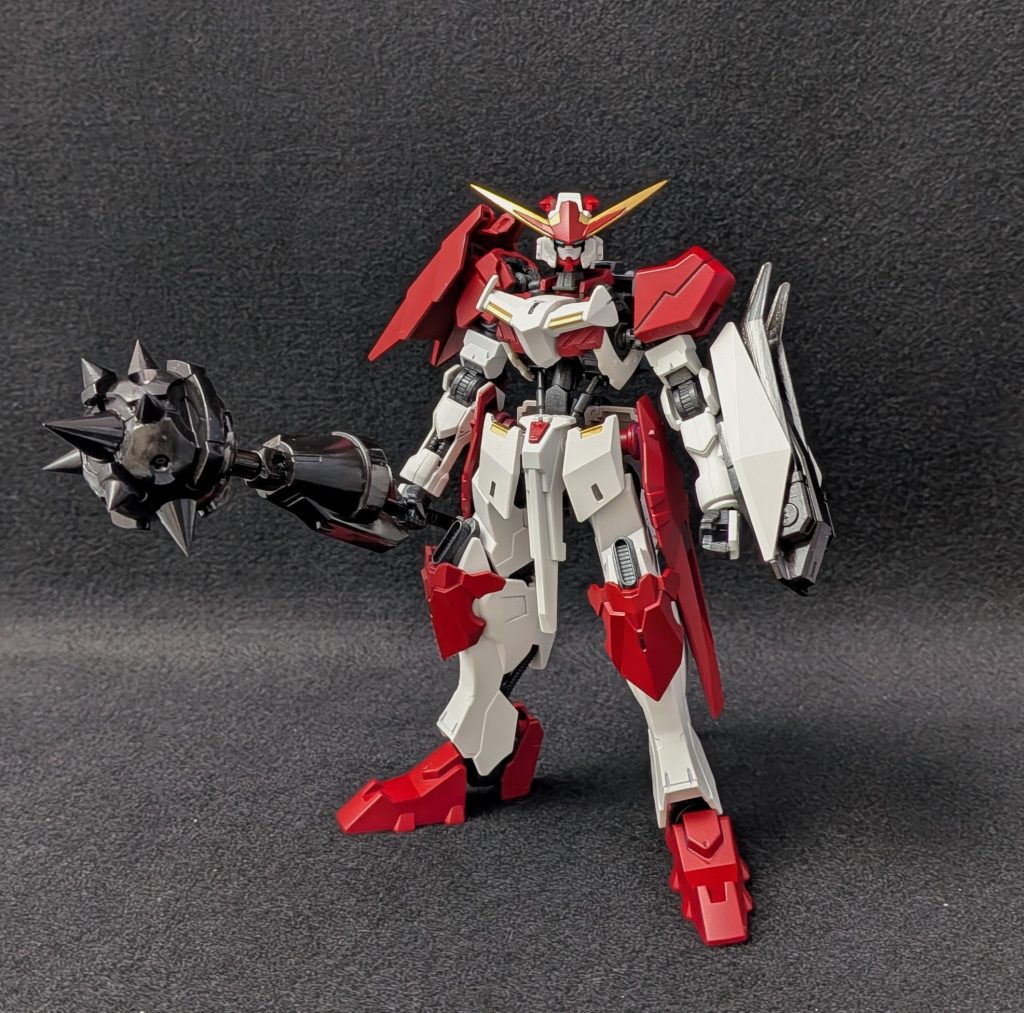 メイン武器は意外と今まで鉄血ガンダムで使われていなかったフレイルです（いわゆるガンダムハンマー）チェーンを出さずにこのようにメイスとしてどつく事もできます