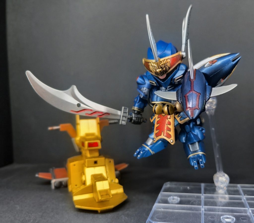 【作中での概要】甘寧ケンプファーは、『SDガンダム三国伝 BraveBattleWarriors』に登場する、轟（呉）に所属する武将。演者の機体は『機動戦士ガンダム0080 ポケットの中の戦争』に登場するケンプファーである。江東一帯を荒らしまわっていた水賊の頭領で、呂蒙ディジェと行動をともにしていた。義理人情に厚く、部下からも深く信頼されている。蒼い鮫を思わせる姿と勇猛果敢な戦いぶりが特徴で、異名は「勇猛之蒼鮫」
