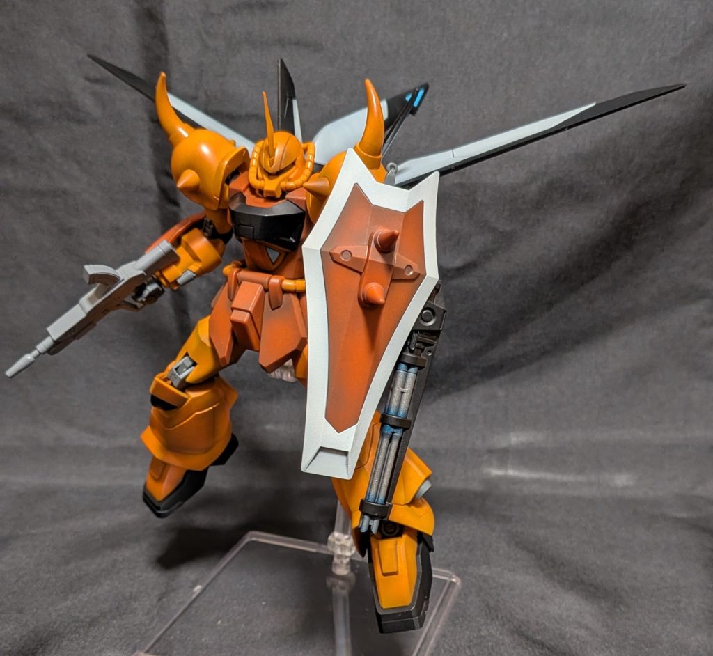 武器追加しましたグフカスタムとは少し変えてシールド横にガトリングをシグーのマシンガンも持たせました