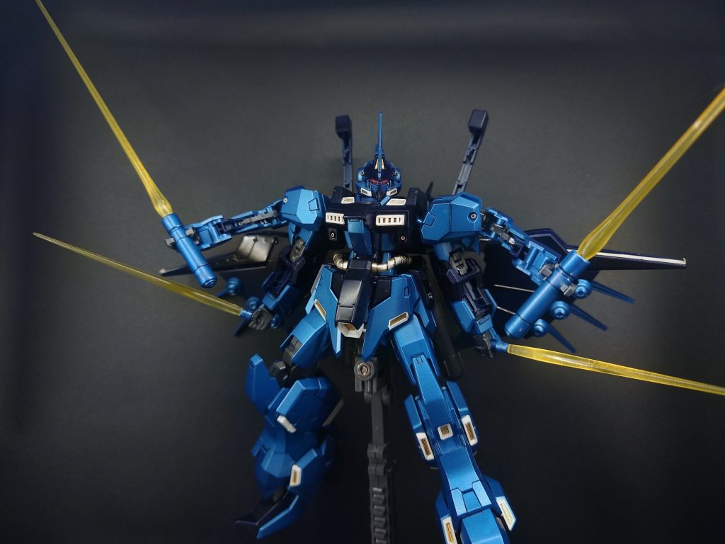 以下使用塗料ゴールド…ゴールド(T)ガンメタ…ガンメタル(T)濃紺…ディープブルーメタリック(T)ブルー…ライトブルーメタリック(T)ホワイト…パールホワイト(T)グレー…メタリックグレー(A)コート…水性プレミアムトップコート半光沢(C)(T)タミヤ・(A)アサヒペン、以上のスプレー塗料でランナー塗装し製作、先日半光沢コートを施しました。※アサヒペンは模型用塗料ではありません使用は推奨していません。