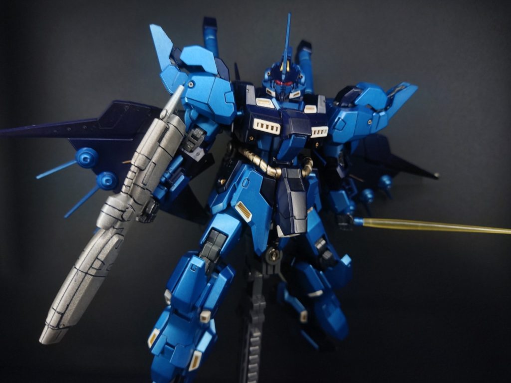 また、ハイパー・ナックルバスターやメガ粒子砲を内蔵したシールドなど、射撃戦から近接戦闘まで幅広く対応できる武装を装備している。