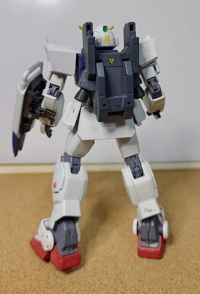 バックパックは降下用兼、コンテナ収納も出来る優れもの。ガンダムらしくない異質な後ろ姿。地上戦が好きな自分としては陸戦型と言うネーミングだけで萌え、いや燃えますね。