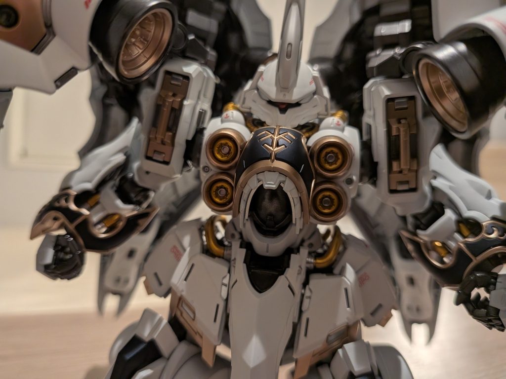 ゴールド部分はガイアノーツのEXゴールドとプレミアムブリオンゴールドを採用。ホワイトは今回サフを吹く時間なかったのでアルティメットホワイトを直塗りしてます。内部フレームはスターブライトアイアン。