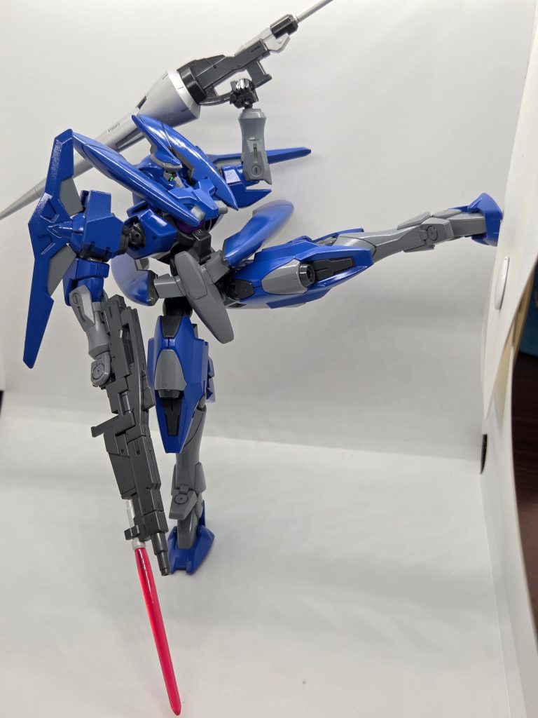 肩の接続をボールデンアームズ、股関節をガンダムフレームに変えたので元キットより可動域が増えています