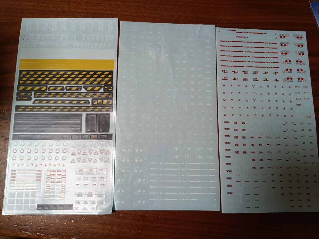 テーマ①「100均」今回100均のデカールシールを使ってみました。（ジオンマーク以外）シールドのZEONの文字も一文字ずつ貼り付けてみましたが、かなりいい感じです。シールなので艶消し+やすり掛けしても段差消しきれませんでしたが