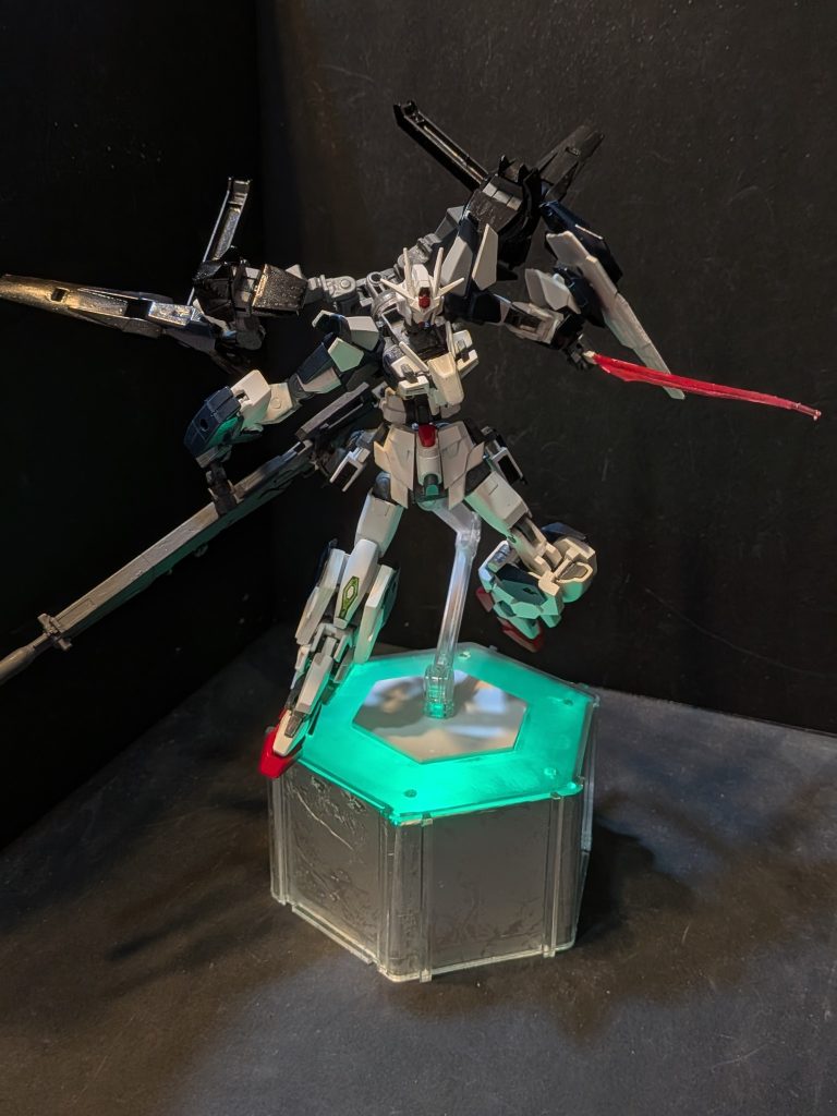 「GNフィールドランチャー(GNロングライフル)」名前でわかる通りIフィールドランチャーのオマージュ。GNバヨネットにアタッチメントを付けることで再現。GNフィールド発生装置は取り外し可能。R.E.F.L.E.X.システムとの併用で広範囲をGNフィールドで守ることが可能。射撃にはチャージが必要