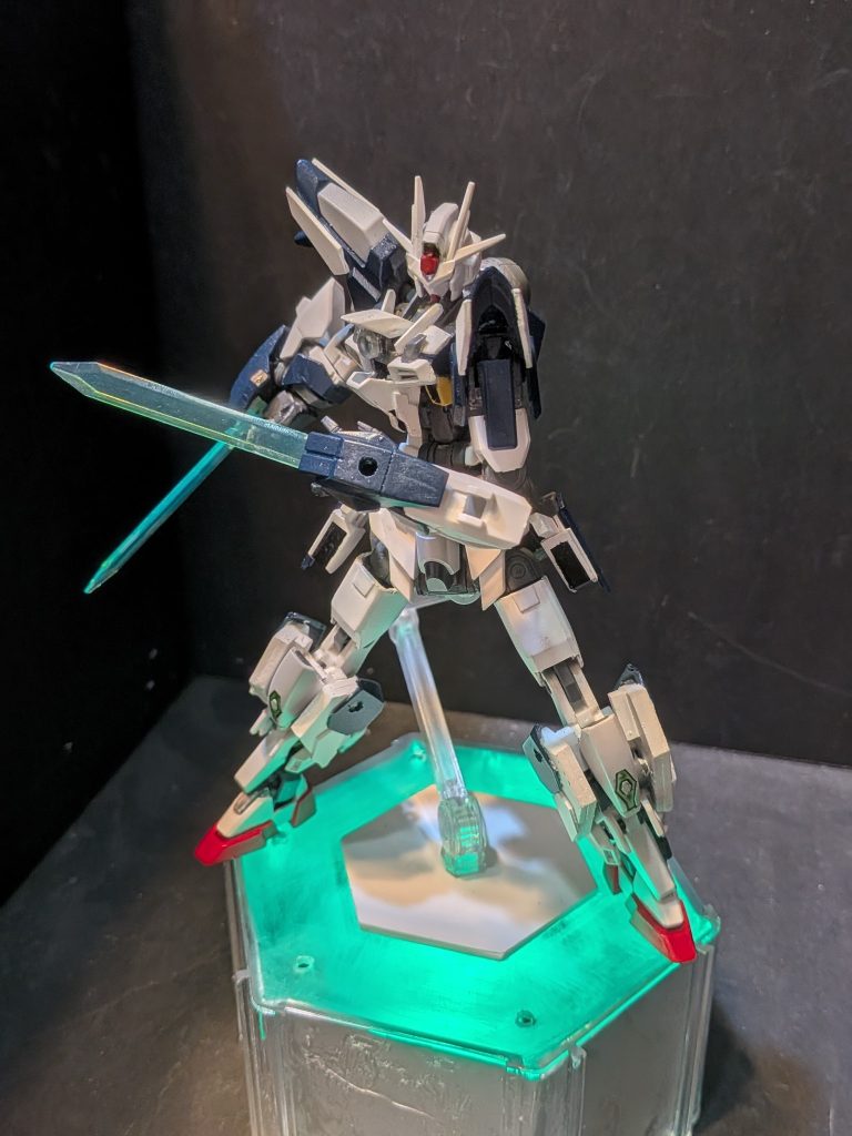 「GNビームブレイド」GN粒子で形成され実体剣とビームの側面を持つ。腕部ガントレットから形成される。腕部ガントレットはビームシールド、ビームバルカンも使用可能な複合兵装