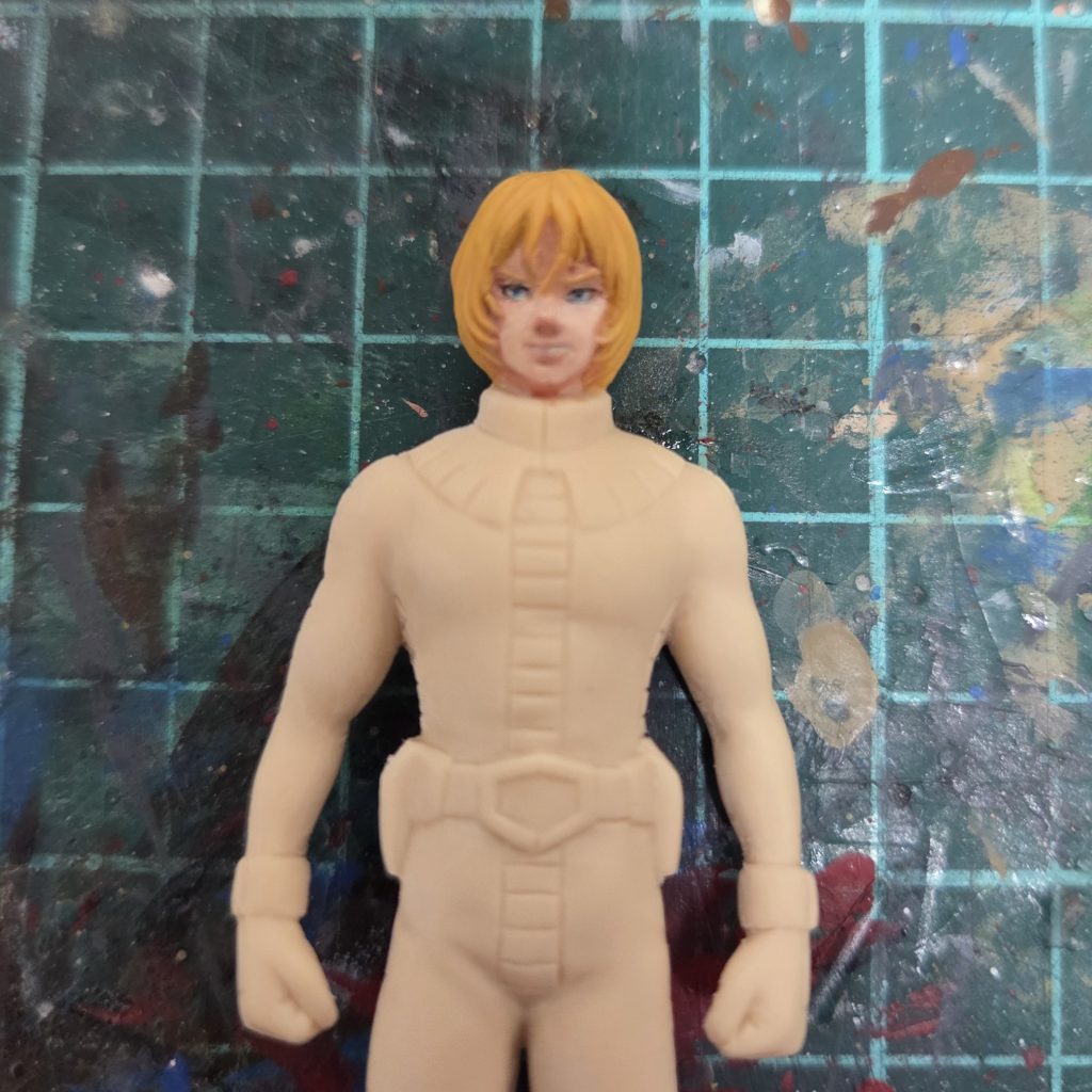 顔だけババッと塗装したら、なんかコブラ風になった時の写真です。面白かったので写真に残しましたが、ちょっとこの後の処理は悩みました。