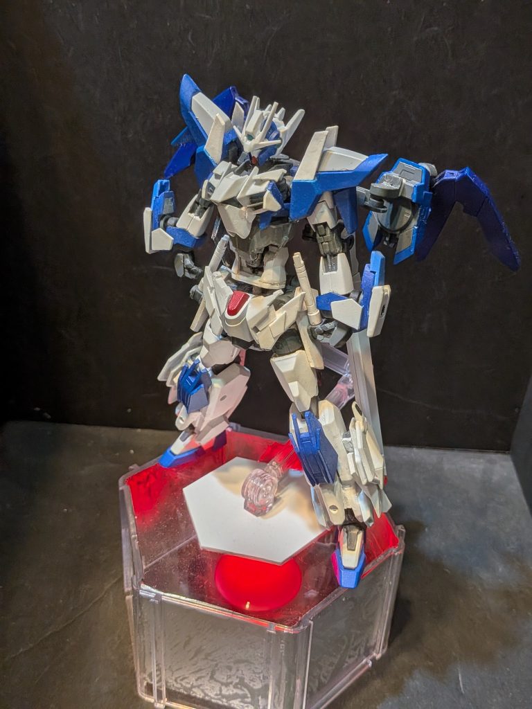 腰部にあったGNドライヴが背部からのアーム接続となり、バラエーナ系統とGN粒子の技術を合わせたGNインパルスキャノンを追加で装備