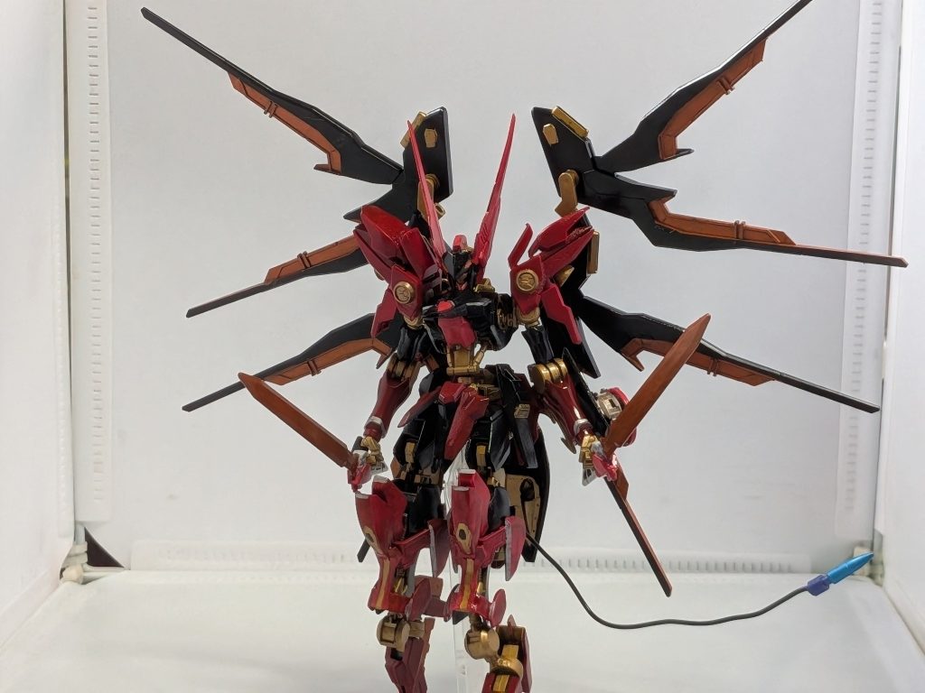 アーマーンウィング・ノウマン別名偽りの翼本来のフェネクスの翼でなくMA由来の物、ジャミング、電子攻撃機能もあり、その際激しい金切り音が響く。