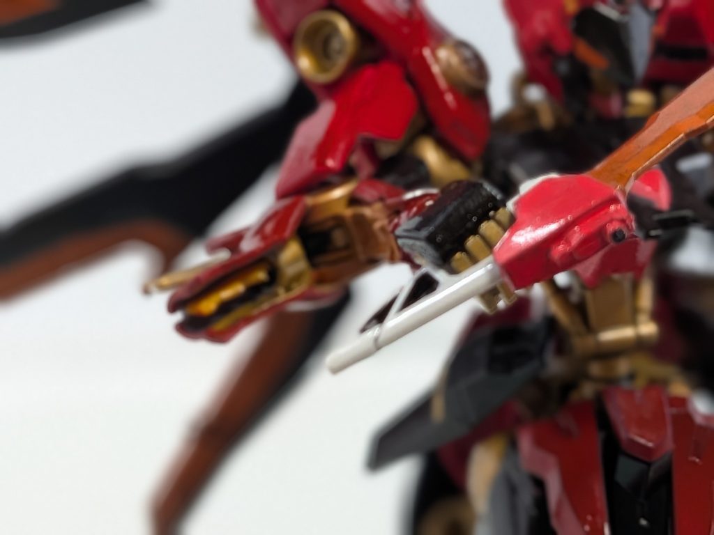 レグナントバイト別名飢えたものの顎腕が上下に割れる事で現れる隠し武装、とんでもないパワーがあり文字通り相手を砕く、その際レアアロイ製のノコがありこれでズタズタに引き裂く。&nbsp;武装は以上
