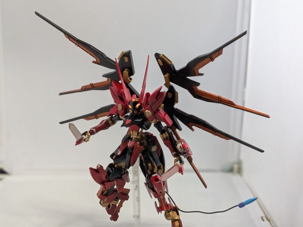 この機体は俺が前に作りました、ガンダムズメイニーズヘグをラスタル・エリオンが捕縛する目的の作戦、ズメイ包囲作戦の時の乱入者として現れたのが初登場です、ズメイ包囲作戦を両方の敵として荒らし大失敗にした挙句荒らした後突如として去るという…そういう怪物の様な機体です。噂によればそのズメイ包囲作戦にはガンダムフレームのXナンバー01の姿が目撃されてたとか…真相は荒らしたので謎である&nbsp;閲覧していただきありがとうございました！