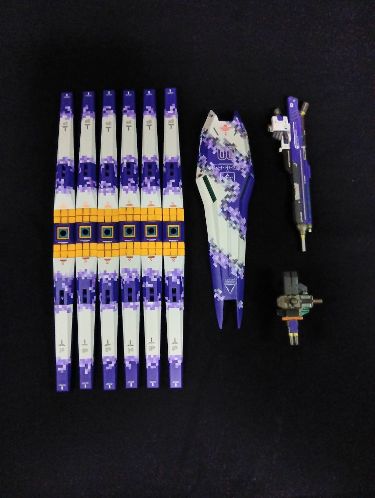 今回作製した武装、オプションパーツセットのフィンファンネルHGUC Hi-νガンダムのビームライフルとシールドシールドのスプリッター迷彩の上にピクセル迷彩（デジタル迷彩）をするという意味がわからない事をしています😆。