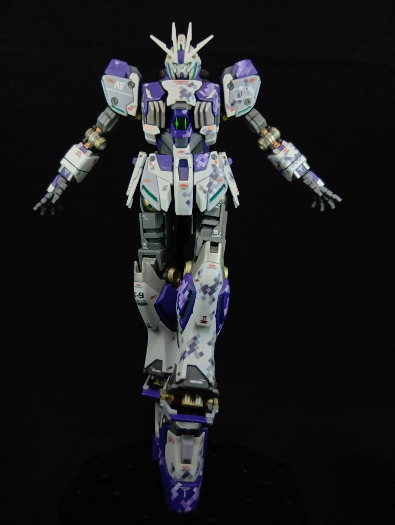 ピクセル迷彩デカールを左半身に貼っています。ポージングは、HGUCのナラティブガンダムが女性ぽいシルエットなのでおしとやかに😆。ホントはパープルの箇所だけピクセル迷彩デカールを貼る予定だったのですが、「貼る箇所が少なくて変わり映えしない🤔❓」→「白の装甲にも貼ろう❗」→「全身に貼るとクドいか❓」→」半身だけにした方が面白い⁉️」→「ミリタリーぽくなくてオシャレ迷彩にしよう‼️」という感じで半身だけにしました😆。