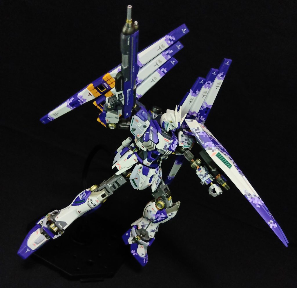 写真では分かりにくいですが、左腕のシールド基部にガトリング砲があります。Hi-νガンダムのシールド基部をナラティブガンダムのシールド基部に移植し作成後に組み上げると「す、隙間がデカい😳、すげーブサイク」ってなリました。作り直すのがめんどくさいので無理やりガトリング砲を仕込みました😁。