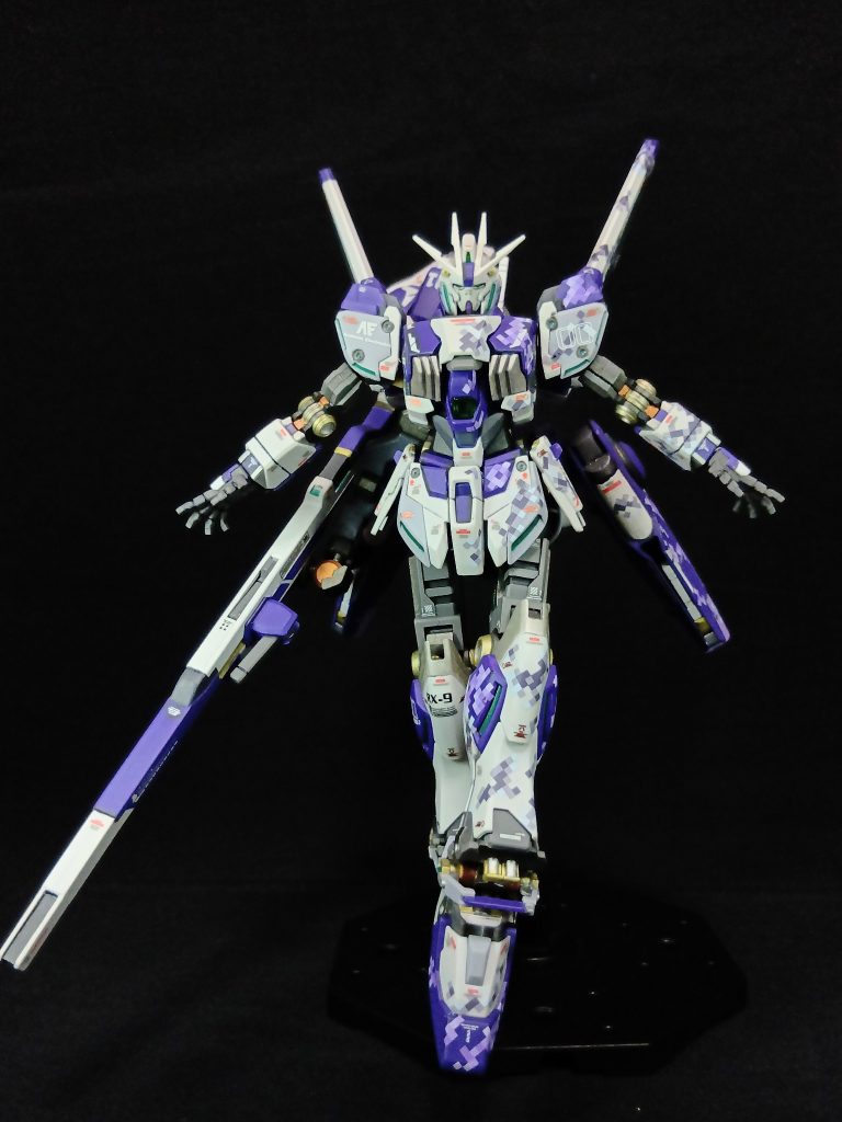 設定としては、νガンダムと一緒にνガンダム（アムロ）の戦闘記録と戦力不足を補うためにラーカイラムに納品されたナラティブガンダム。戦闘より後方支援と戦闘記録を行うために高機動化されたベルトーチカ専用機としています。『試作機は、大体3機ある』との持論から不死鳥狩りとは別の機体😆。開発には水星帰りの技術者が関わっていたとかいないとか❓😆。