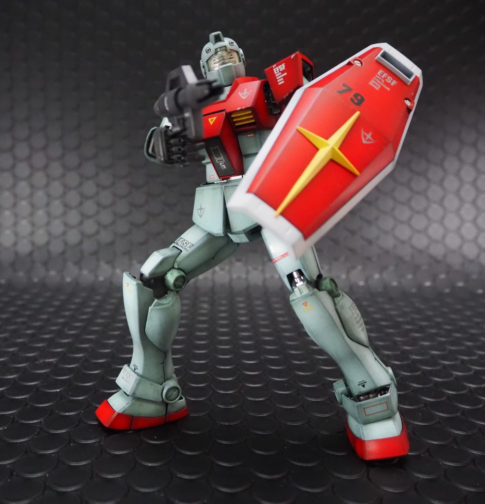 盾で身を守りつつ射撃！スプレーガンがなんとも頼りない感じですね。
