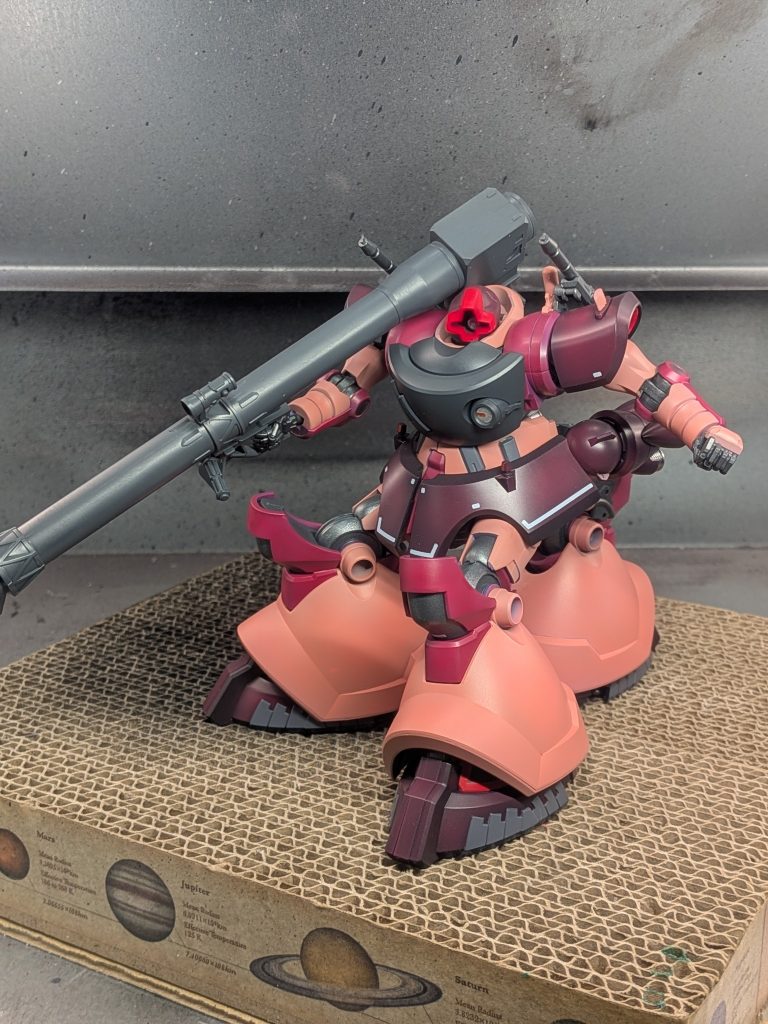 カラーレシピ今回は、下地を変えることで色味を変えて塗装しようをテーマに塗っています。頭部、肩内部の鮮やかな赤:ピンクサフ→サザビーレッド本体ピンク:ピンクサフ→MSシャアピンク膝肘脇など:ピンクサフ→MSシャアレッド肩腰爪先など:黒サフ→MSシャアレッド関節:メカサフヘヴィ→スターブライトアイアン胸部:メカサフヘヴィ→ティターンズブルー1