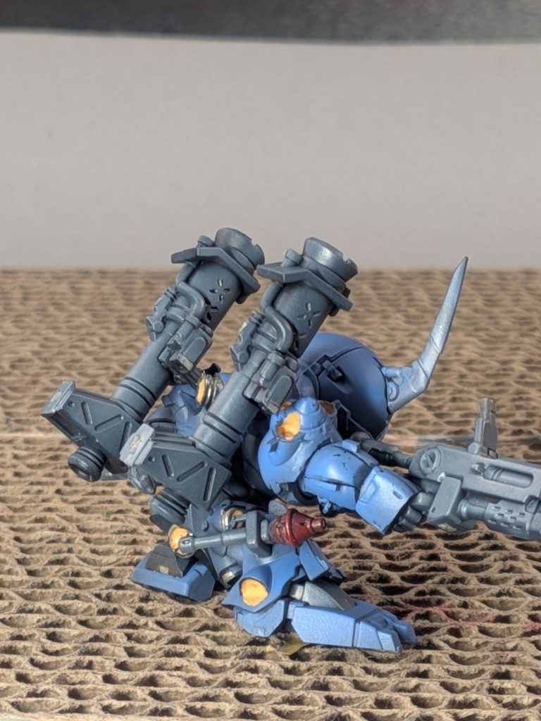 全体を黒サフで真っ黒にしてから、エアブラシで塗装してます。グレー：ニュートラルグレーⅢ青：エアリアルブルー前回同様マスキングなしで一気に塗ってます。