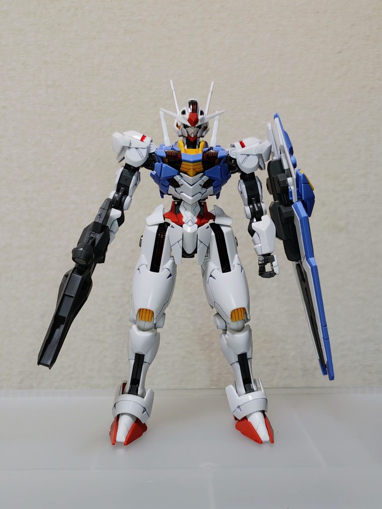 色分けはカカトとお尻以外はほぼ完璧に見えたので、部分塗装とスミ入れだけ。成形色活かしです（トップコートは無し）。本体は素組みで、３週間くらいで完成。作業遅い⋯⋯。ホビージャパンwebの初心者向けHGエアリアル製作記事を参考にして、スミ入れに初めてガンダムマーカー・リアルタッチマーカーを使いました。記事でオススメされていたように、白や水色のパーツは青く見える「グレー1」、黄色のパーツは「オレンジ」、グレーのパーツは「グレー2」を使いました。