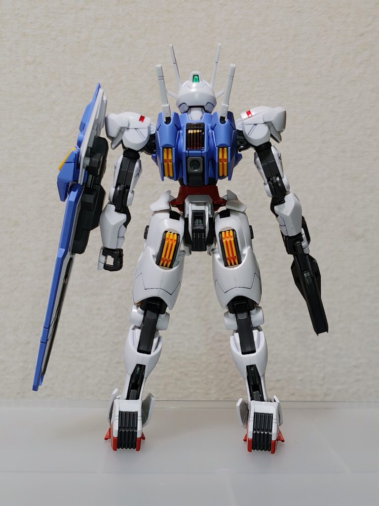 カカトとお尻のフレーム的なフィン部分は、水性ホビーカラー「エアリアルグレー」で筆塗り。乾く前は成形色のグレーとちょっとかなり違う色味で「え〜」っと思ったのですが、乾いていくと成形色のグレーにかなり近い感じに。さすが専用色！リアルタッチマーカーのスミ入れは、ペンのようにビシーッと線が引ける感じではなく、滲んだり、はみ出しを拭き取らなくてはいけない場所が多かったのですが、それが影っぽい感じになり新鮮でした。