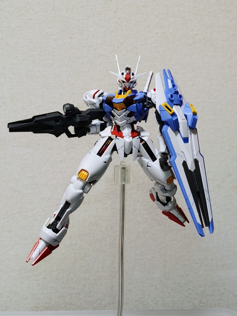 私の好きな「合体直後のインパルスガンダムのポーズ」を取らせてみたり。長々と書きましたが、見ていただき、ありがとうございました。追伸今さら素組みでの感想を言っても需要は無いかと思いますが、個体差なのか、左の肩を引き出そうとすると腕が外れやすく、場合によっては胴体側の肩がせり出す機構のパーツごと取れてしまうことが多いです。また、右腕のハンドパーツのボールジョイントが緩くて武器を持たせると手首が垂れ下がってくる感じがあります。