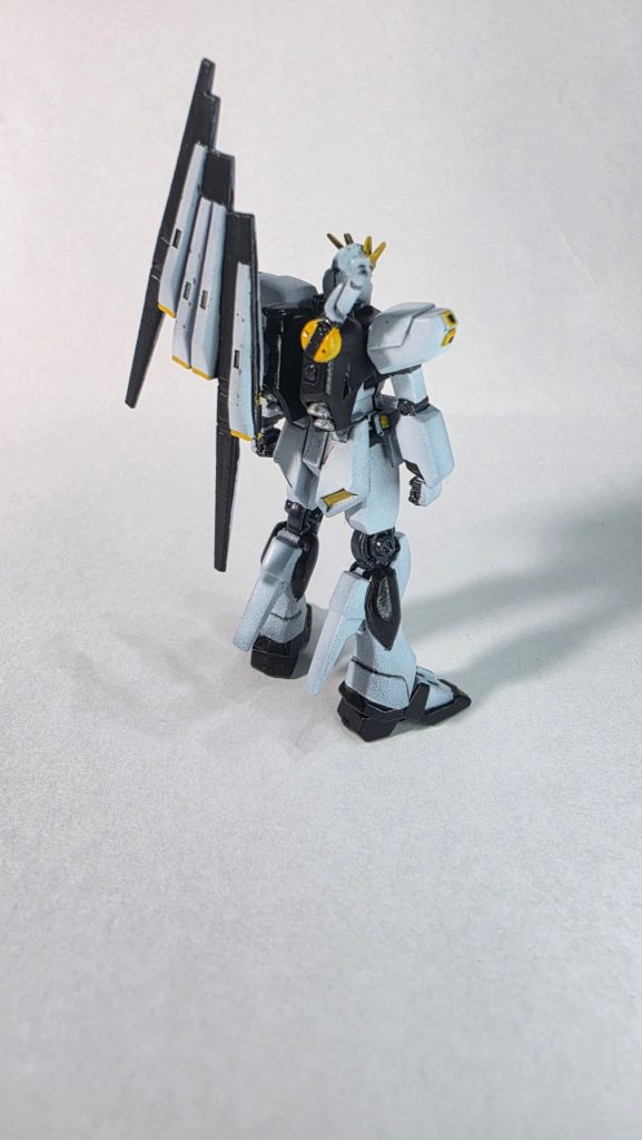 フィンファンネルの塗り分けをフリーハンドの筆で挑戦しました。が…派手にやっちまってます…。側面とか特にマスキングすりゃよかった…
