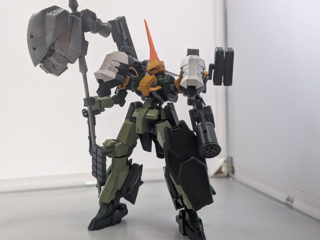 正面&nbsp;廃品とフレックグレイズから出来上がったグレイズ、本体以外は全てジャンクというとんでもない機体である、魔改造の末に改ニとなっている。改ニになった事で見た目グレイズの中身は全身強化パワーローダーというもはやグレイズの域を越えた脳筋機体である、パワーだけならガンダムフレームと同等である。