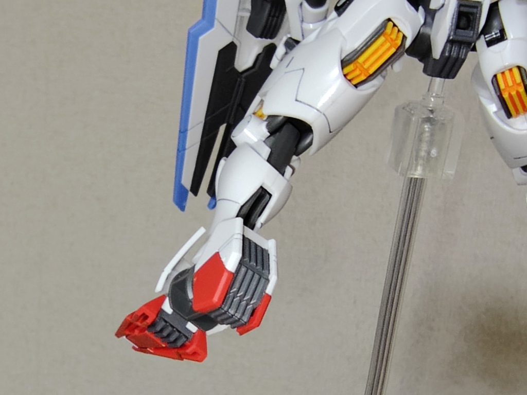 カカトと足の裏の塗り分けは、なかなか苦労しました。カカトは両端の壁？（白と赤になっているところです）はグレーに塗らないようにマスキングをしたのですが、テープを剥がすと塗料が侵入しているところが結構ありました。マジックリンではみ出しを落とそうとすると、塗装面まで拭き取っちゃったり。タッチアップしましたが、そこだけ塗料のダマみたいなのができちゃいました。足の裏の前側は、どこまでがグレーなのか正解がわからなかったので、他のフレーム部と同じように、フィンっぽいところだけ塗りました。