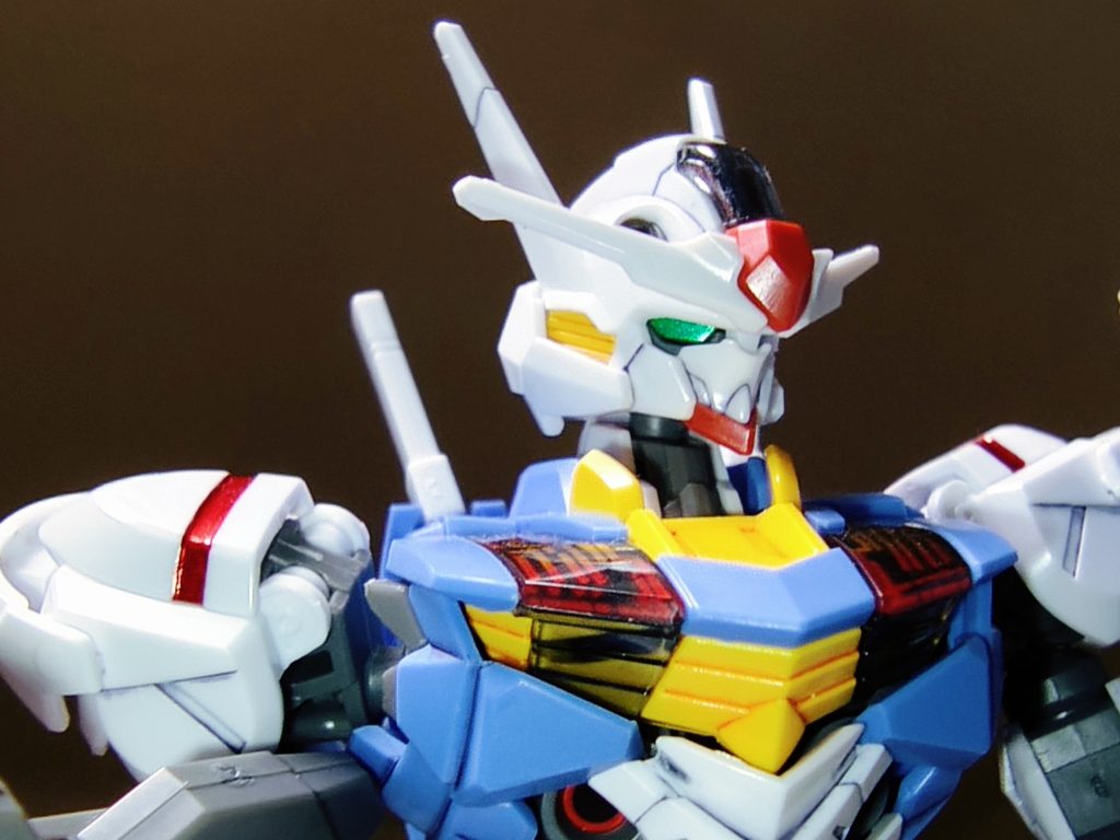 ツインアイは成形色のエメラルドグリーンも綺麗だったのですが、ガンダムマーカー・ルミナスメタグリーンで。肩の赤ラインはシールだと剥がれてしまったら嫌だな、と思い、ガンダムマーカー・ロイヤルメタレッドで塗りました。しかし！このロイヤルメタレッドさん、塗膜がとても弱いっぽい。２〜３日経って十分に乾燥していたと思うのですが、ホコリを払おうとブラシで撫でたら端からハゲました。ブラシの毛が固かったのかもしれませんが⋯⋯。塗り直しました。１日以上は乾燥させた後、肩を動かそうとしてうっかり指で触ってしまったら、またハゲました。塗り直しました(T_T)こういったトラブルを避けるには、トップコートするしかないんでしょうね。
