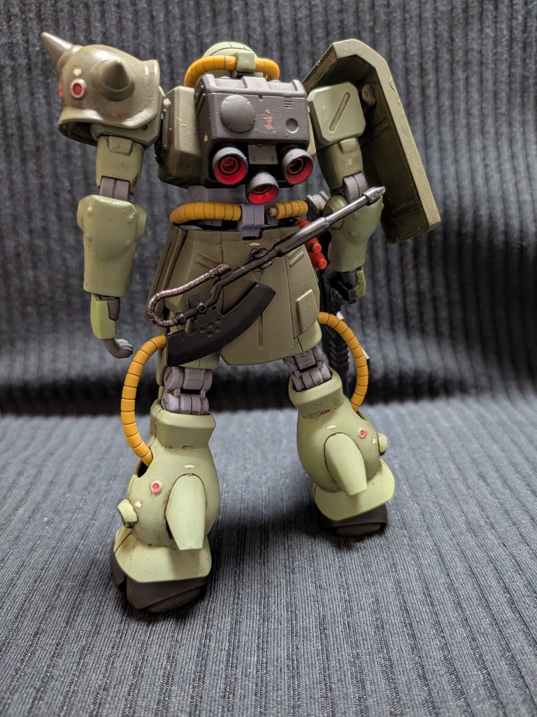写真で見るとあまり緑色のメリハリが無いように感じますが四肢の薄い緑はMSディープグリーン、ボディやショルダーアーマーの濃い緑はカーキグリーンとし全体的に濃いめの配色としました。