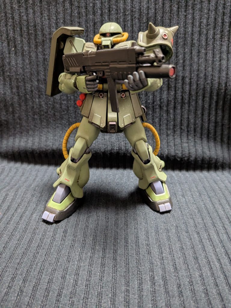 頭部のモノアイのスリット部分は0.5mm延長キットのモノアイレール部分はくり抜いてHアイズに変更胴体がつまっている印象だったので腰も1mm延長しました