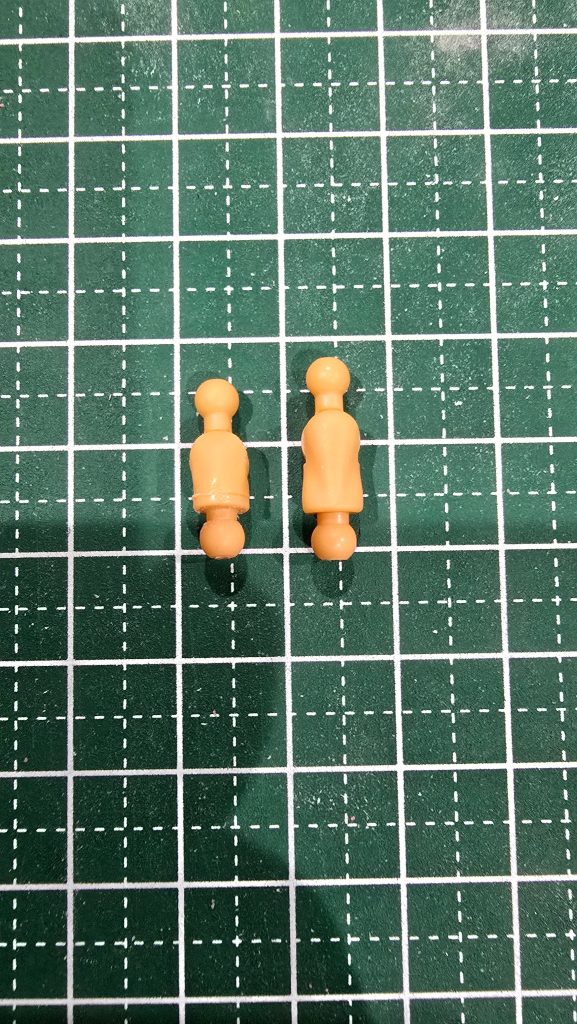 予備パーツで、中央2mm程詰めて再接着しました。OPボディパーツにあった胸鎖乳突筋のモールド？が無いけど取り敢えずこれで。