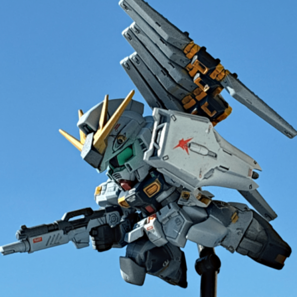 初スペリオルディファインのνガンダムが完成しました😃サザビーとセットで1作品と言わんばかりのポーズの割に向き合わないので、台座も高低差とアームの角度を加工しています。真横はつまらないなと感じたので、体を少し開いた感じでサザビーと向き合うよう首の角度を少し変え、あとはひたすらマスキングしてエアブラシ全塗装しました。あとはサザビーも塗装して、台座も多少アレンジしたら、まとめて完成投稿します😃（1枚目）