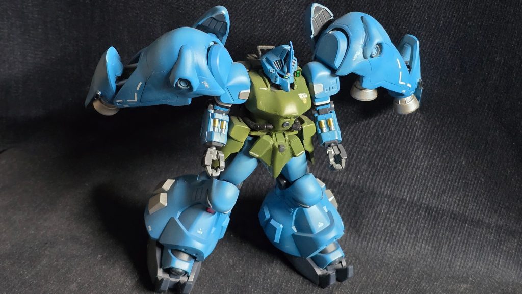 胸部のガンダムっぽい部分をなるべく無くし、腹部に動力パイプを配置。腰アーマーは分かれてると連邦っぽいので、フロント一体として、ジオン系を意識して作り直しました。