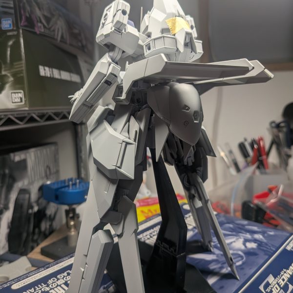やっとここまで来ました、、次は傷チェックと手直し、、整面処理、スジボリ、エッジ出しなど特に改造はしていませんこのあと武装に同じことを施すのか、、、カロリー高すぎぃ！！！！（4枚目）