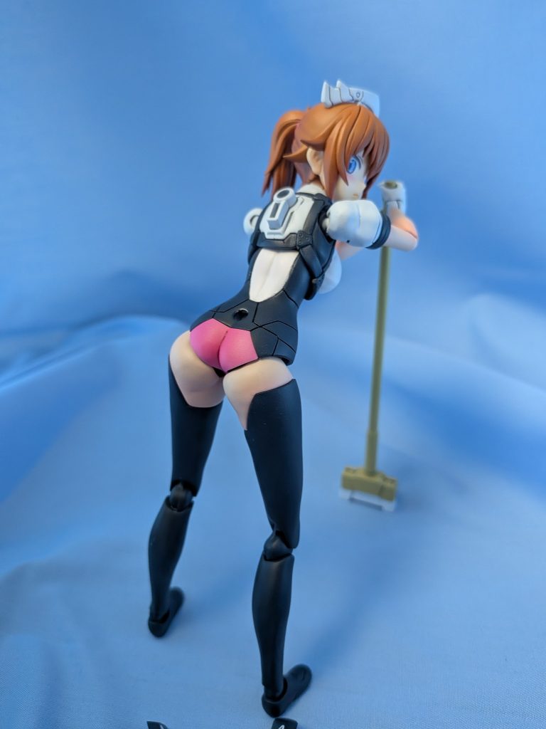 塗装は顔周り以外は全塗装。メイドらしく白と黒、それにふみな要素のピンクで塗り分けました。アイデカールがあれば顔も塗ってたので、ふみな用のデカールが切実に欲しいですね。