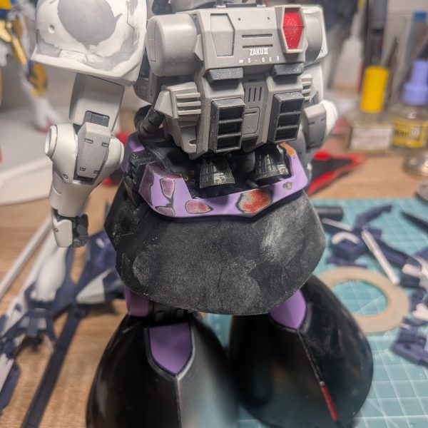 親戚から頂いた大量のパチ組MG達を使って製作を始めました。腰回りの合わせを考えるのに時間かかりました。試作型なのでガッチャンコなレイアウトで隙間を何らかで埋めるようにしています。（3枚目）