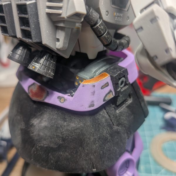 親戚から頂いた大量のパチ組MG達を使って製作を始めました。腰回りの合わせを考えるのに時間かかりました。試作型なのでガッチャンコなレイアウトで隙間を何らかで埋めるようにしています。（4枚目）