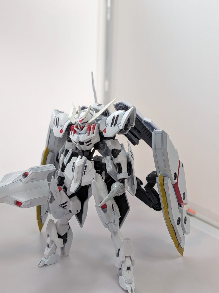 正面&nbsp;ガンダムヘルムダルはXナンバー計画の10番目にあたる機体です、ASW-G-X09の奪取事件によって未完成のまま爆発に巻き込まれて、一時期凍結していた機体。ガンダムフェネクスネクロシスの登場によりラスタル・エリオンは再度ガンダムヘルムダルを再開発する事とした、絶対的守護神として…