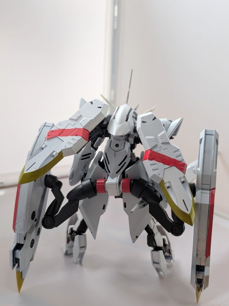 背面&nbsp;ガンダムヘルムダルには本来エアバーストキャノンは搭載されてないが、アムドゥスキアス・エルベの遺志を継ぐ様に追加されている。この機体にはキマリス、ザガン、ゼパル、グレモリーのデータが使われています、その為に複製ナノラミネートコート装備してますが本家程ではないらしい。赤いラインはギリーが乗る事で付けたのである、祓う誓いは続く…。