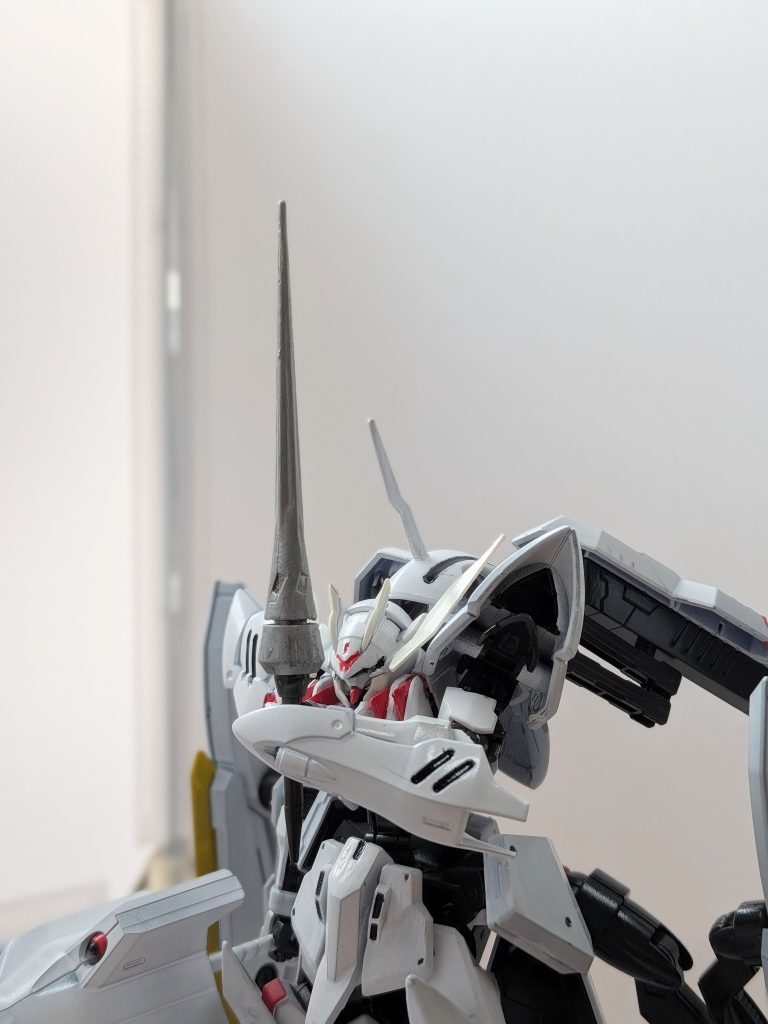武装スモールランス、ゼパルの直剣のデータを使いレイピアに仕立てた物、取り回しが良くフレームの隙間を通しやすくなっている構造。噂ではジークルーネのデータも使われているとか…？、ゼパルのデータはクジャン家から直々である。鉄の悪魔に立ち向かう為に…。