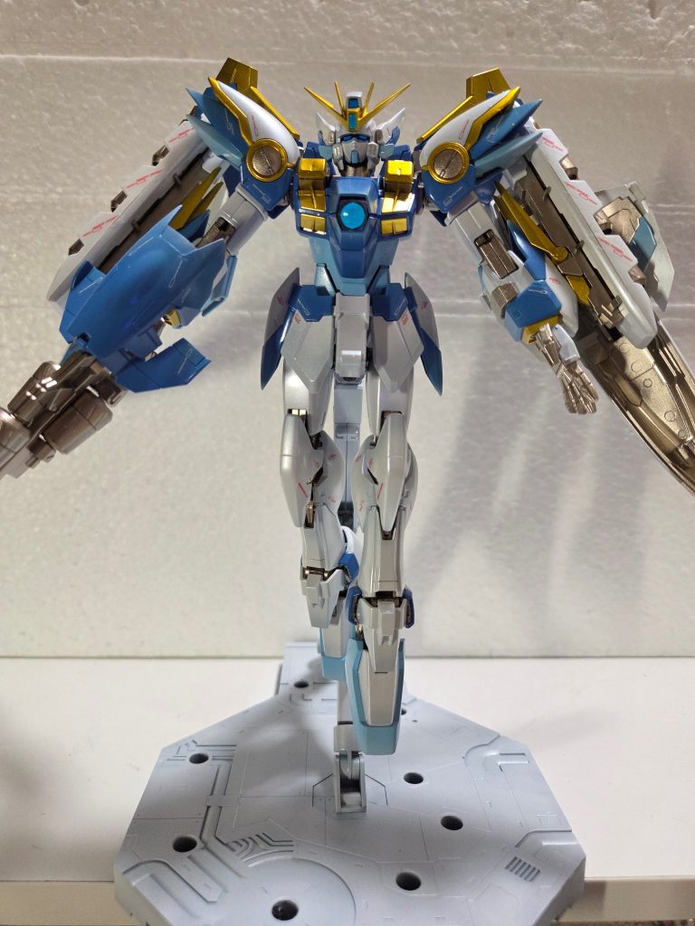 中々に決まってると思います。キットそのままだとバスターライフルが長すぎて持てないのでビルダーズパーツの100/1MSハンドに入れ替えてます。2004年のキットとは思えないくらい可動域は良かったです。関節も固めなのでズレることはありませんでした。
